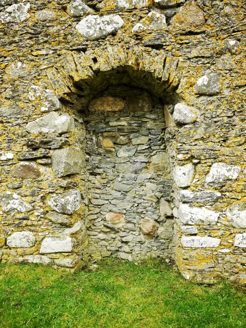 Auchindoun Castle: arched stone doorway in the ruined walls
