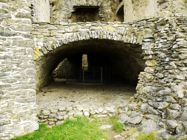 Auchindoun Castle: vaulted stone chamber and its arched entrance