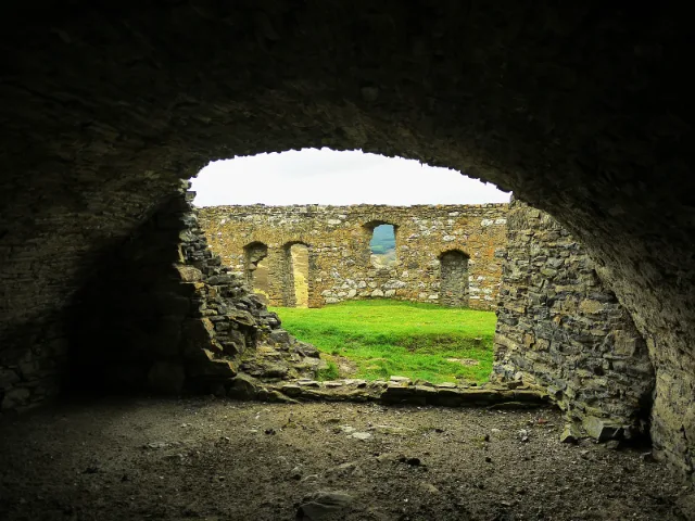 Auchindoun Castle: vaulted stone chamber and its arched entrance