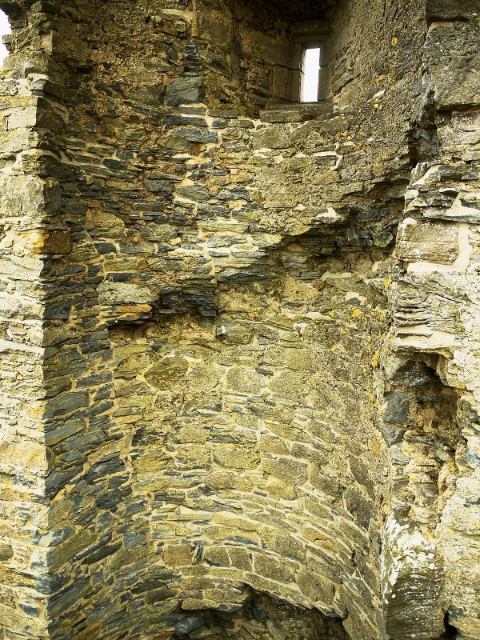 Auchindoun Castle: curved stone stairwell with a small window