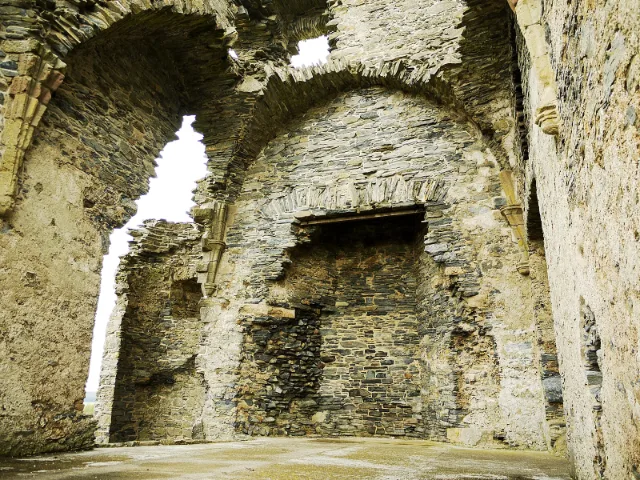 Auchindoun Castle: vaulted stone chamber and its arched entrance