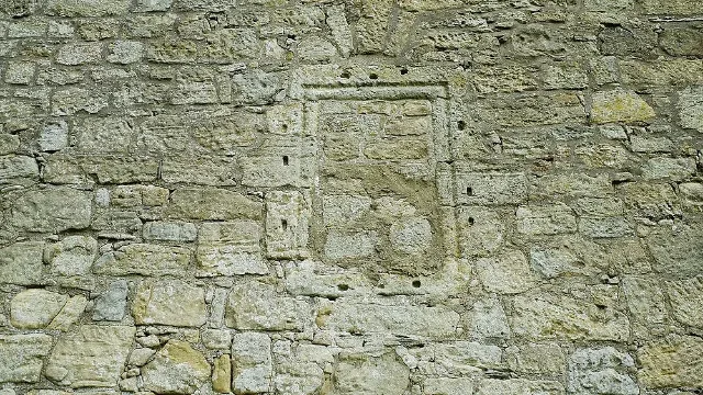Zugemauerte rechteckige Öffnung mit Steineinfassung in der Mauer von Barr Castle.
