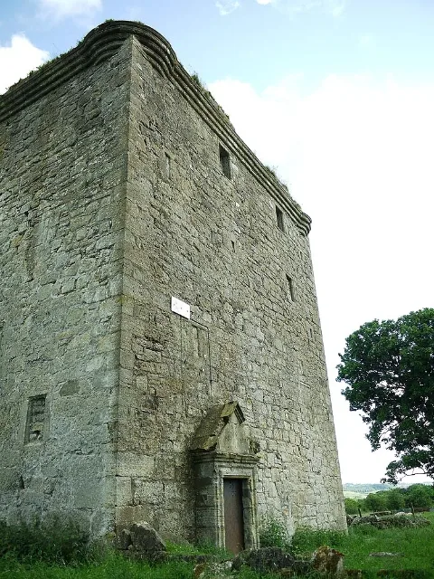 Barr Castle von unten an einer Ecke, mit sichtbarem Eingang und steinerner Brüstung.