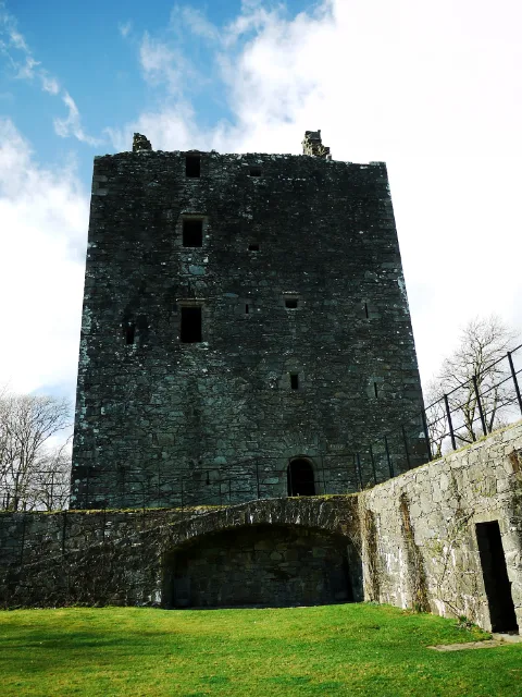 Wejście do wieży nad kamiennym łukiem i dziedzińcem · Cardoness Castle