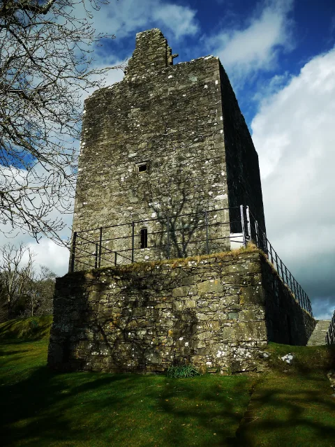 Ściana szczytowa wieży nad kamiennym tarasem · Cardoness Castle