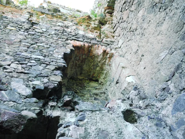 Grobe innere Steinmauer mit zurückgesetzter Öffnung in Carleton Castle