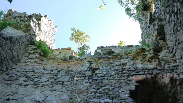 Offener Himmel über dem dachlosen Steininneren von Carleton Castle