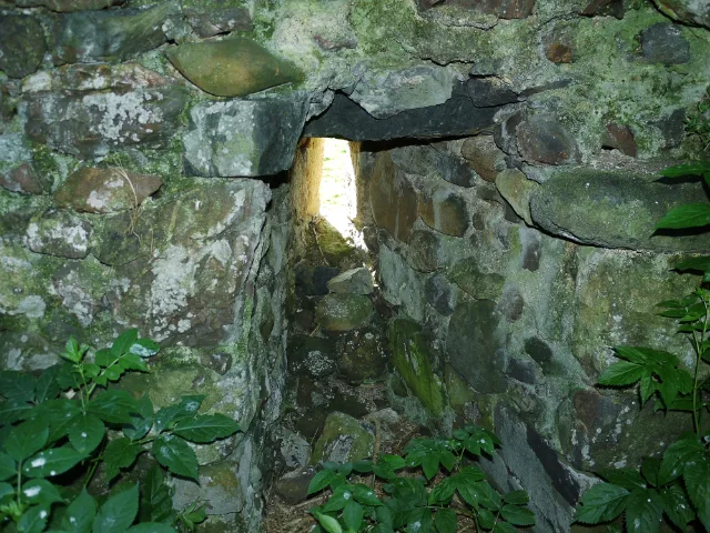 Schmale Fensteröffnung in einer dicken Steinmauer von Carleton Castle