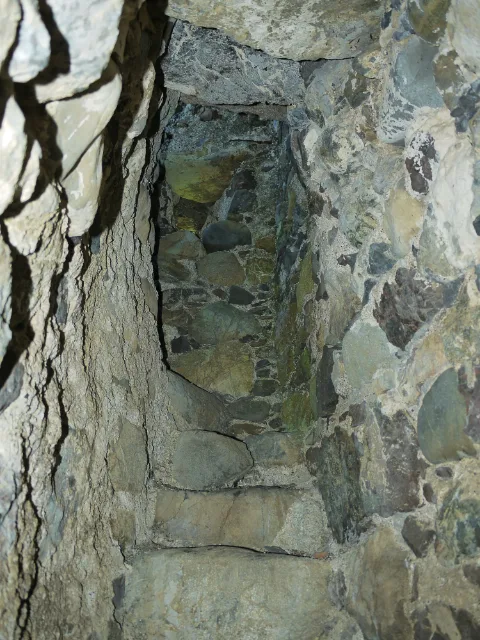 Schmaler Steingang mit abgenutzten Stufen in Carleton Castle
