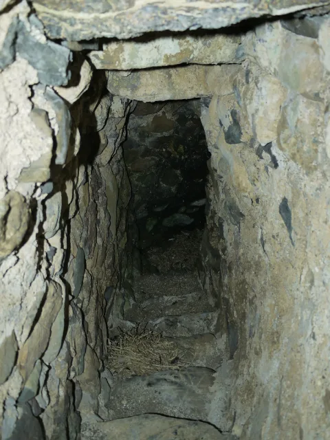 Dunkler zurückgesetzter Gang zwischen dickem Mauerwerk von Carleton Castle