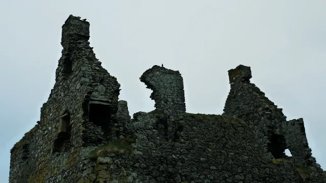 Hastiales derruidos y altos muros de piedra de Dunskey Castle