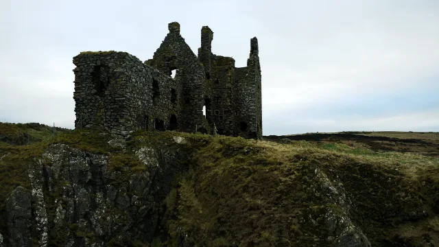 Zanja excavada en la roca frente a las ruinas de Dunskey Castle