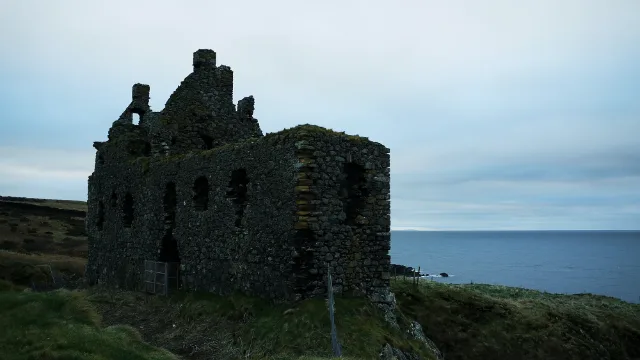 Muro de Dunskey Castle orientado al mar con la costa al fondo