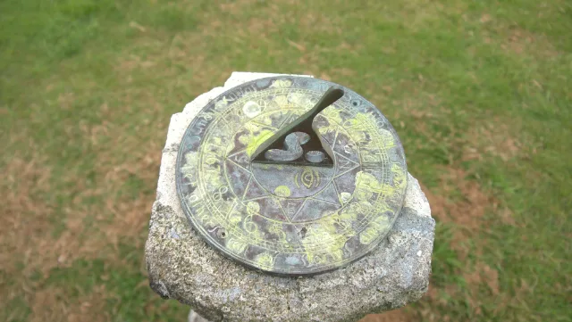 Nahansicht der verwitterten Sonnenuhr bei Glengorm Castle