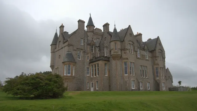 Ecktürmchen und Erker von Glengorm Castle über dem Rasen
