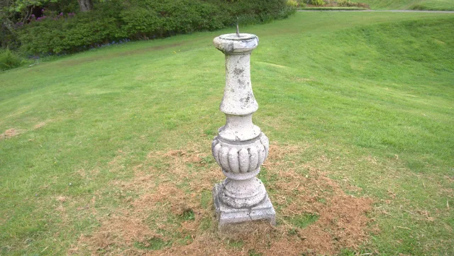 Steinsockel einer Sonnenuhr auf dem Rasen von Glengorm Castle