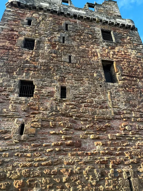 Kamienne mury Preston Tower i małe okna z kratami