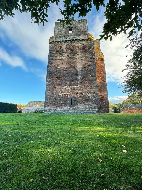 Preston Tower ponad trawnikiem, w otoczeniu drzew
