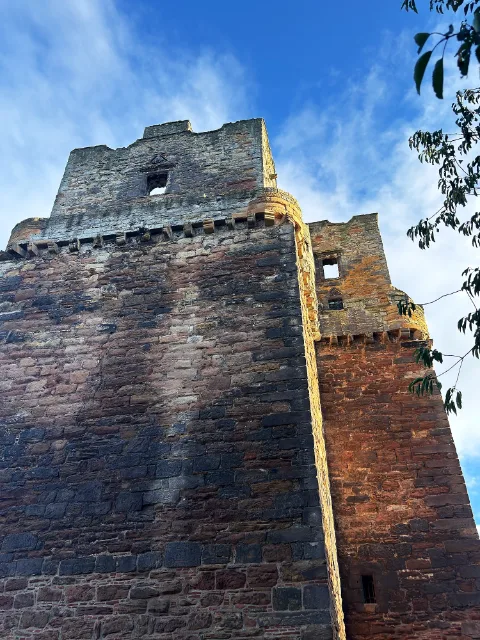 Narożnik Preston Tower z wystającymi kamiennymi wspornikami
