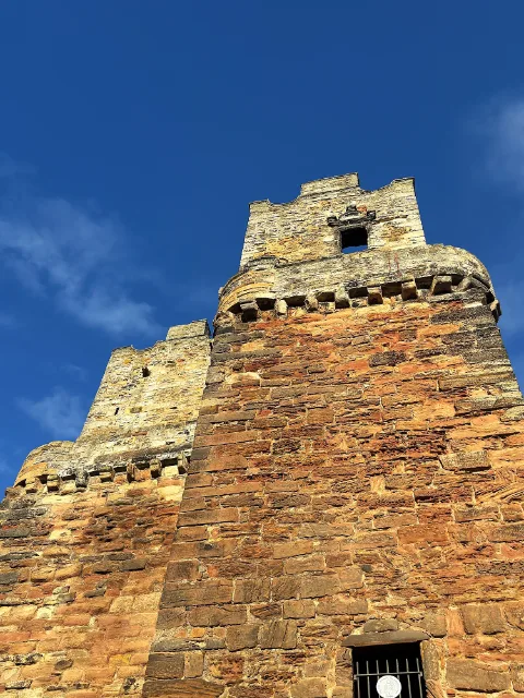 Preston Tower widziana od dołu na tle błękitnego nieba