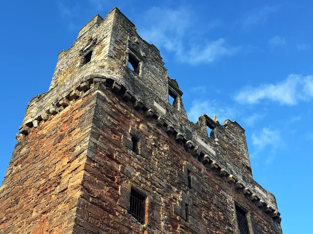 Narożne skrzydło i kamienne mury Preston Tower