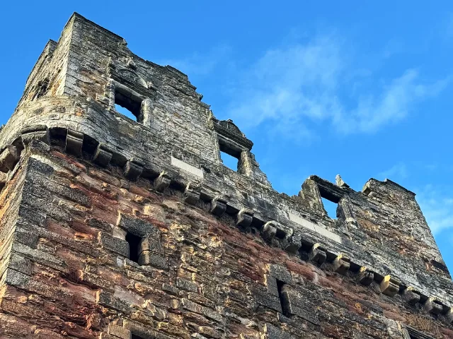 Górne okna i wystające wsporniki Preston Tower